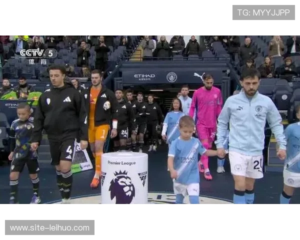 终场前绝杀：曼城福登补时进球后与队友庆祝场景