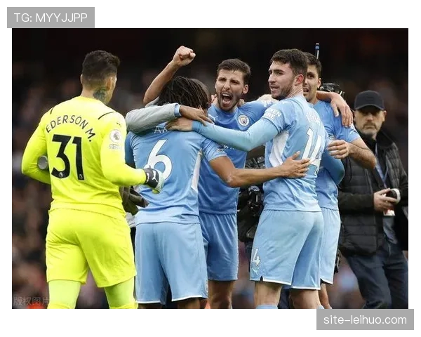 特写镜头：阿克门线解围后，与埃德森激动相拥庆祝